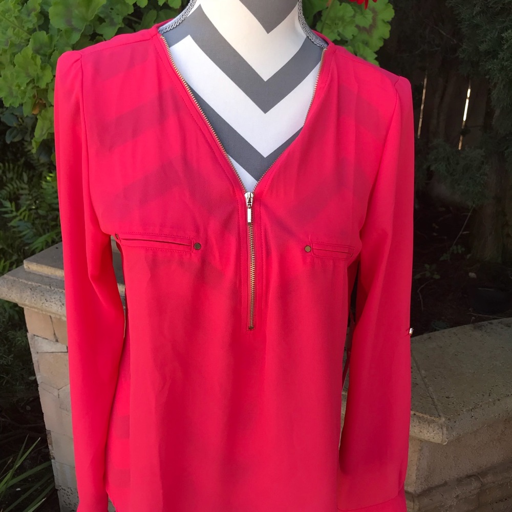 🌸Beautiful half zip front blouse.